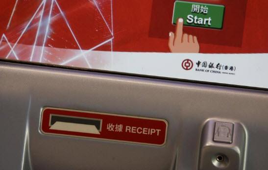 Китайские акции рушатся, а власти Гонконга наблюдают за всплеском снятия наличных из банкоматов