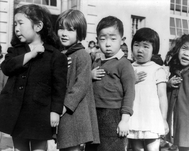 Дети средней школы Вэйл в Сан Франциско произносят клятву верности американскому флагу перед интернированием, апрель 1942 года