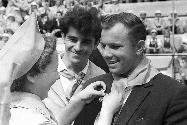 Юрий Гагарин и Герман Титов во время посещения Всесоюзного пионерского лагеря «Артек». 1961