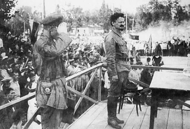 Лев Троцкий выступает на митинге